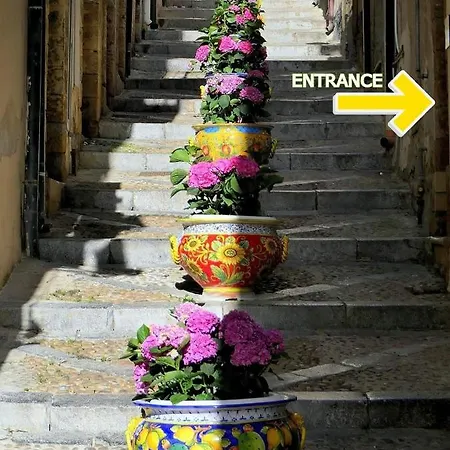 Caracciolo Lounge Nyaraló *