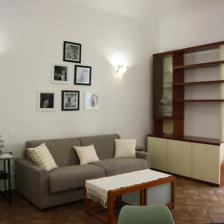 Caracciolo Lounge * تْشيفالو